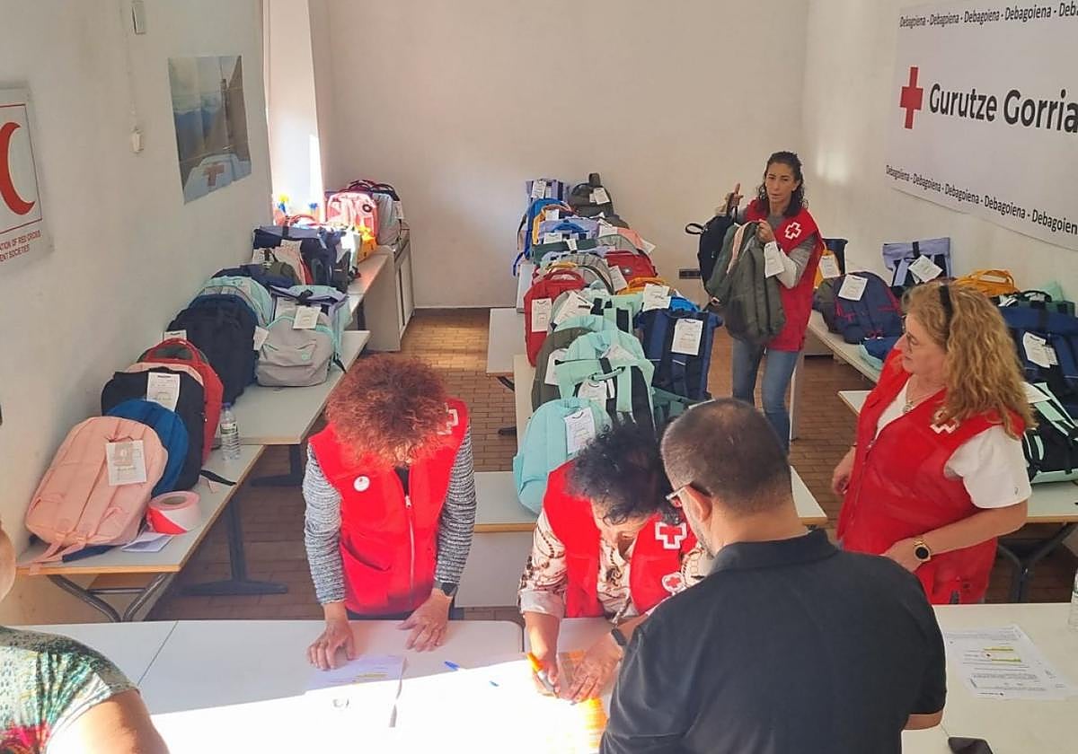 Un total de 13 voluntarios de Cruz Roja ha colaborado en la distribución de material escolar.