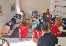 Un total de 13 voluntarios de Cruz Roja ha colaborado en la distribución de material escolar.