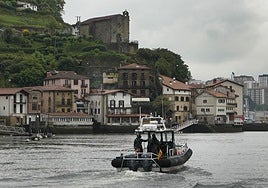 Una patrullera de la Guardia Civil entra en el puerto de Pasaia.