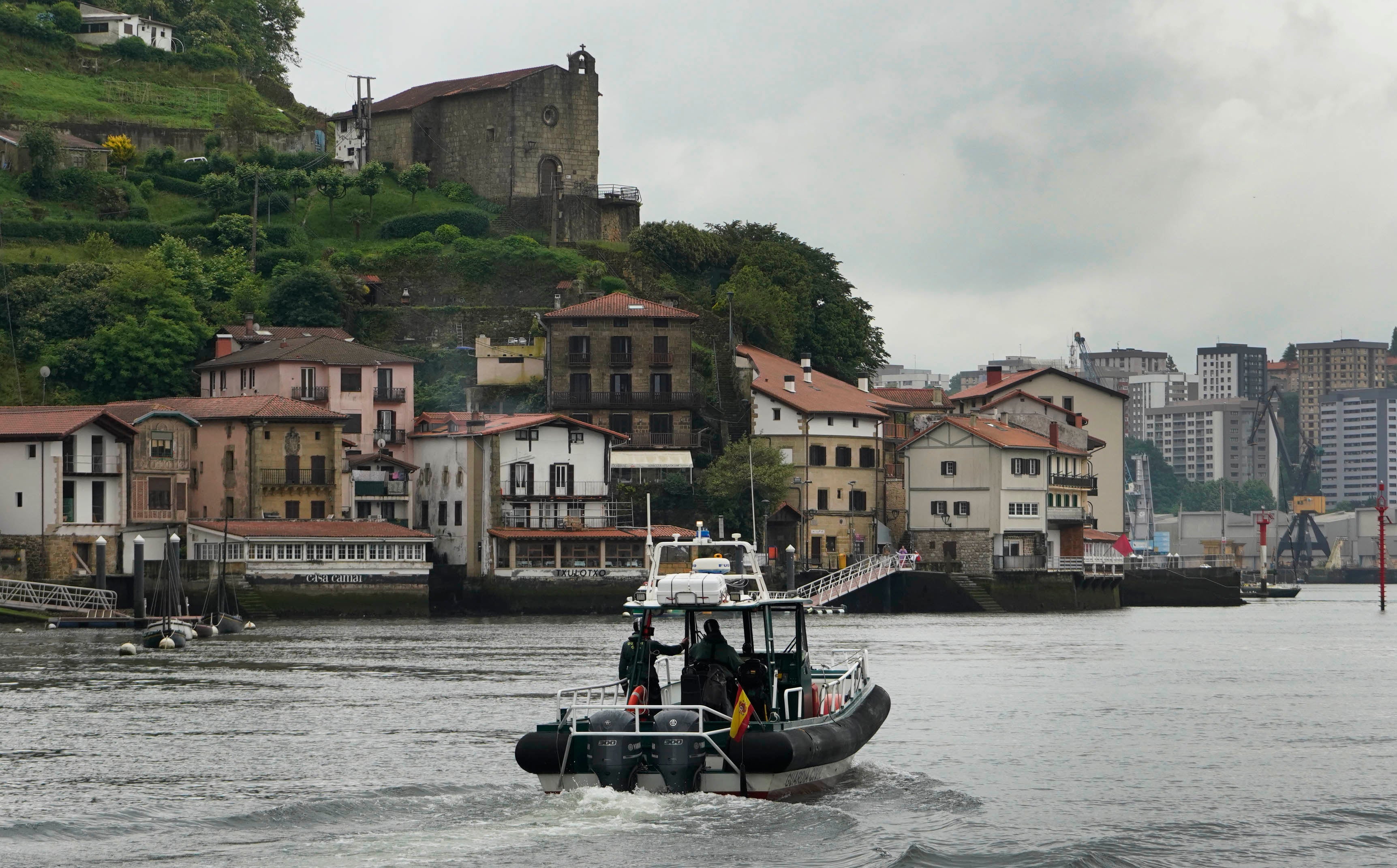 Una patrullera de la Guardia Civil entra en el puerto de Pasaia.