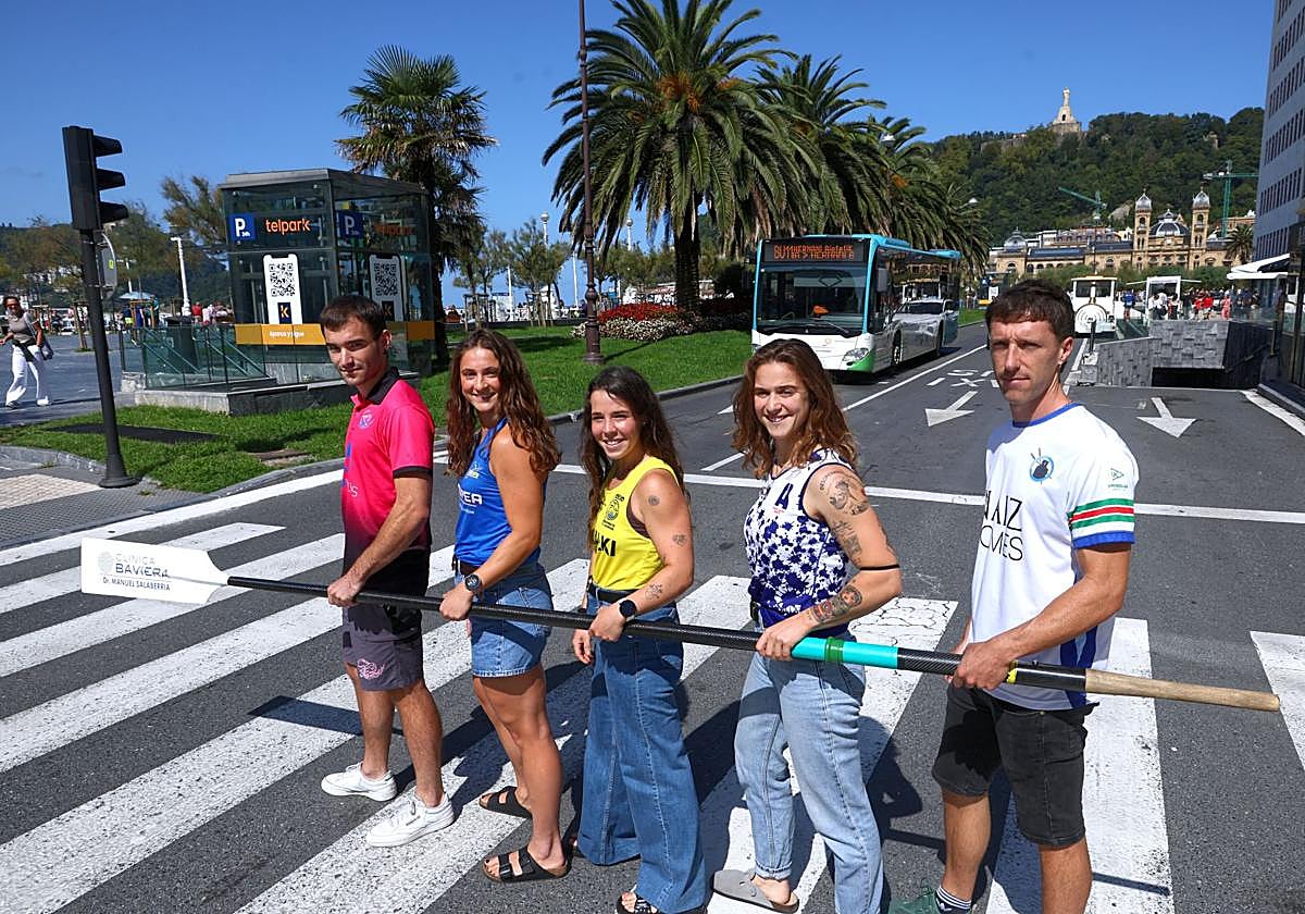 Jon Escribano, Naroa Becerril, Ane Arruti, Xubane Uribarrena y Joxe Leibar, rumbo a La Concha.