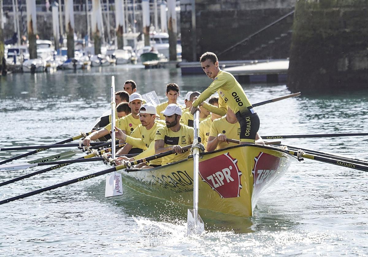 La tripulación de Orio, con su patrón Gorka Aranberri, se dispone a iniciar el entrenamiento de ayer por la mañana en aguas de La Concha.