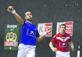 Elordi remata de volea ante la mirada de Artola.