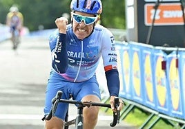 Sylvan Adams con el maillot del equipo Israel Premier Tech