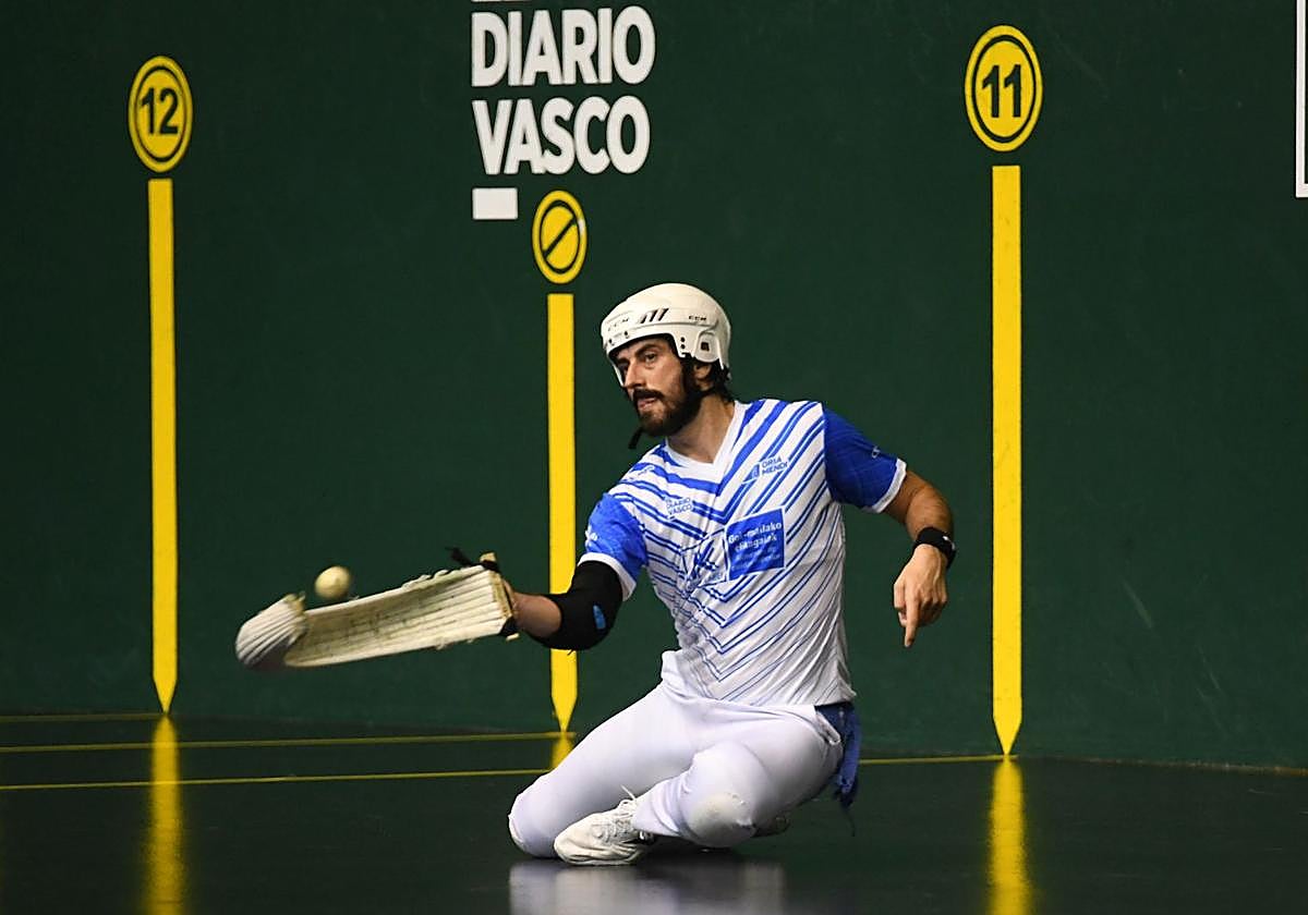 Barrenetxea se lanza al suelo para devolver una pelota.