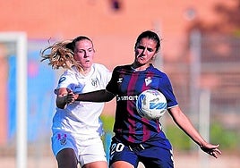 Mireia tratando de llevarse el balón este sábado en Madrid
