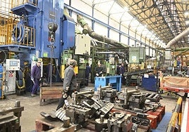 Operarios trabajando en una empresa industrial.