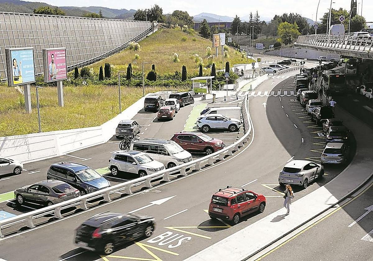 La zona de llegadas de Loiu, ya con un único carril y otro para autobuses.