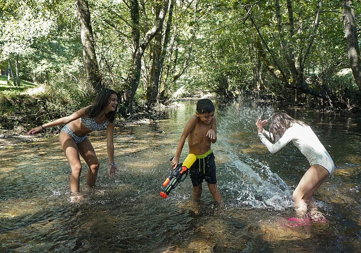 Tres niños refrescándose en Berastegi.
