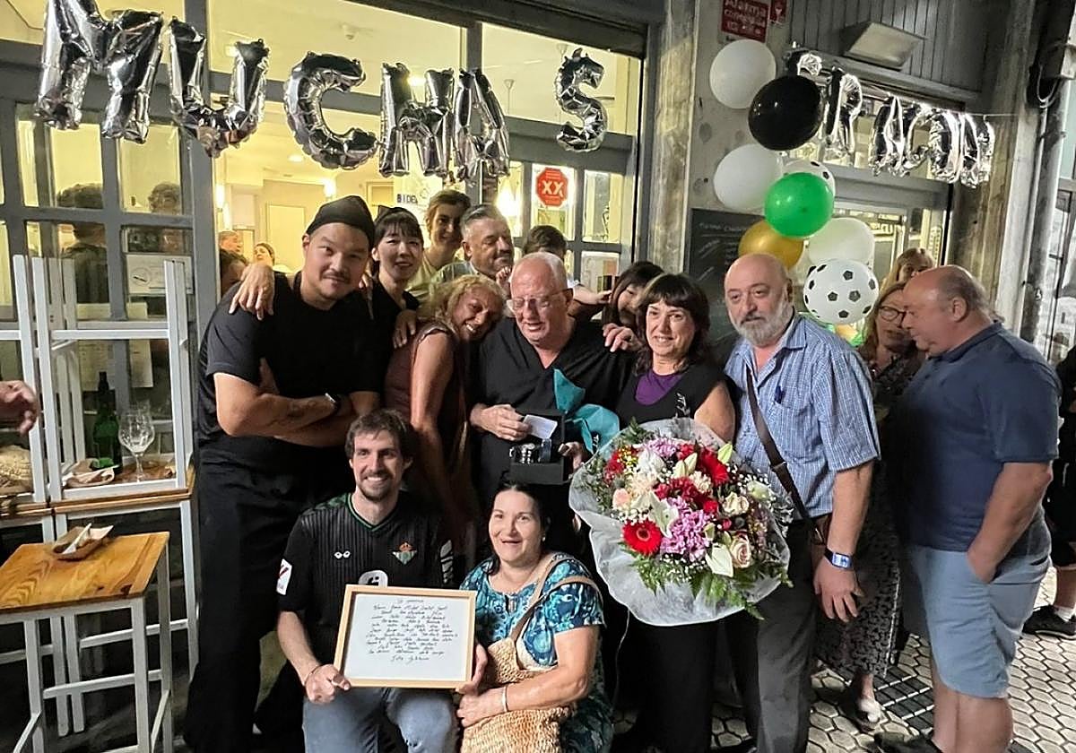En su último día de trabajo, Antonio Carrillo, que se jubila, y su esposa, 'Mento', con los regalos de clientes y amigos.