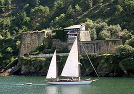 El velero 'Lucretia' haciendo su entrada en las aguas de la bahía con sus pasajeros en la cubierta.