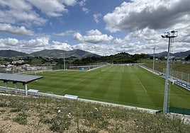Los dos campos de hierba natural de la parte baja de la nueva ciudad deportiva de Areitio en pleno funcionamiento.