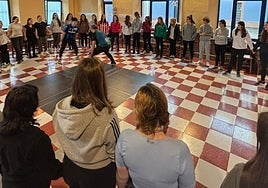 Pasa den ikasturtean burutu zen ikastaroan parte hartu zuten gazteak saio praktiko batean, La Arboledako aterpetxean.