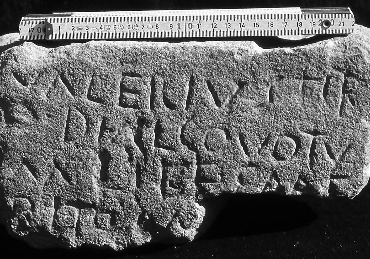 En la estela se lee: 'Valerius Tirio Dialco votum libens merito'. Es decir, es una inscripción votiva a un dios llamad Dialco .