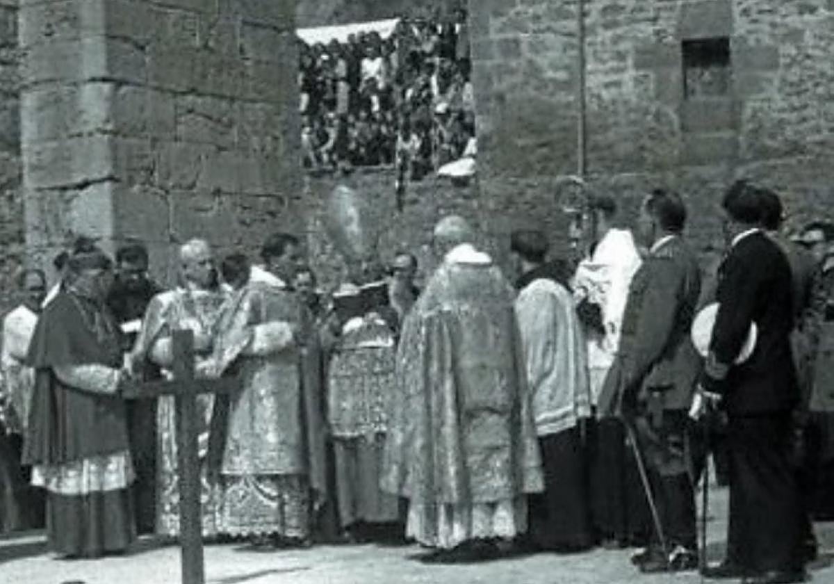 Un nutrido grupo de autoridades civiles y religiosas, entre ellas Avelino Elorriaga, presidente de la diputación de Gipuzkoa, y Jaime Font Andreu, entonces obispo de San Sebastián participaron en los actos.