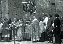 Un nutrido grupo de autoridades civiles y religiosas, entre ellas Avelino Elorriaga, presidente de la diputación de Gipuzkoa, y Jaime Font Andreu, entonces obispo de San Sebastián participaron en los actos.