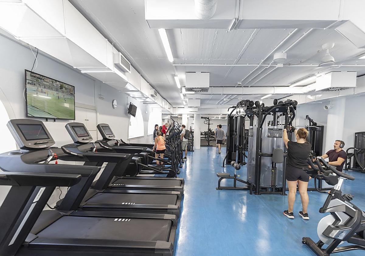 Puntako teknologiaz hornitutako bi gimnasio ditu orain Karela kiroldegiak, makina berriekin.