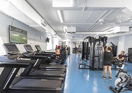 Puntako teknologiaz hornitutako bi gimnasio ditu orain Karela kiroldegiak, makina berriekin.