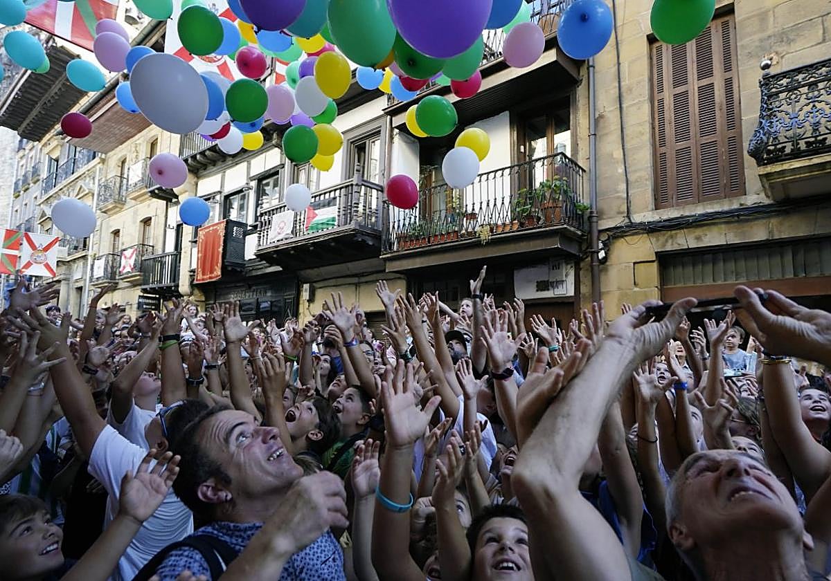 Inicio. Con la suelta de globos yconfettis se dio el pistoletazo de salida a las fiestas.
