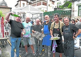 Herritarrek Elduaingo plaza bete zuten sardina, txorizo eta piparrak dastatzeko.