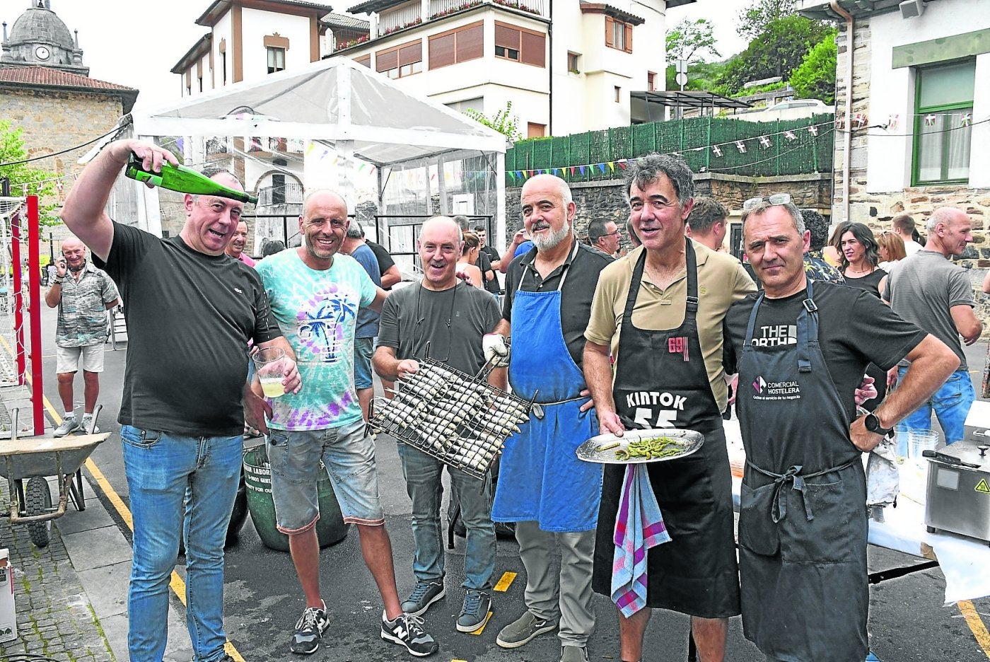 Herritarrek Elduaingo plaza bete zuten sardina, txorizo eta piparrak dastatzeko.