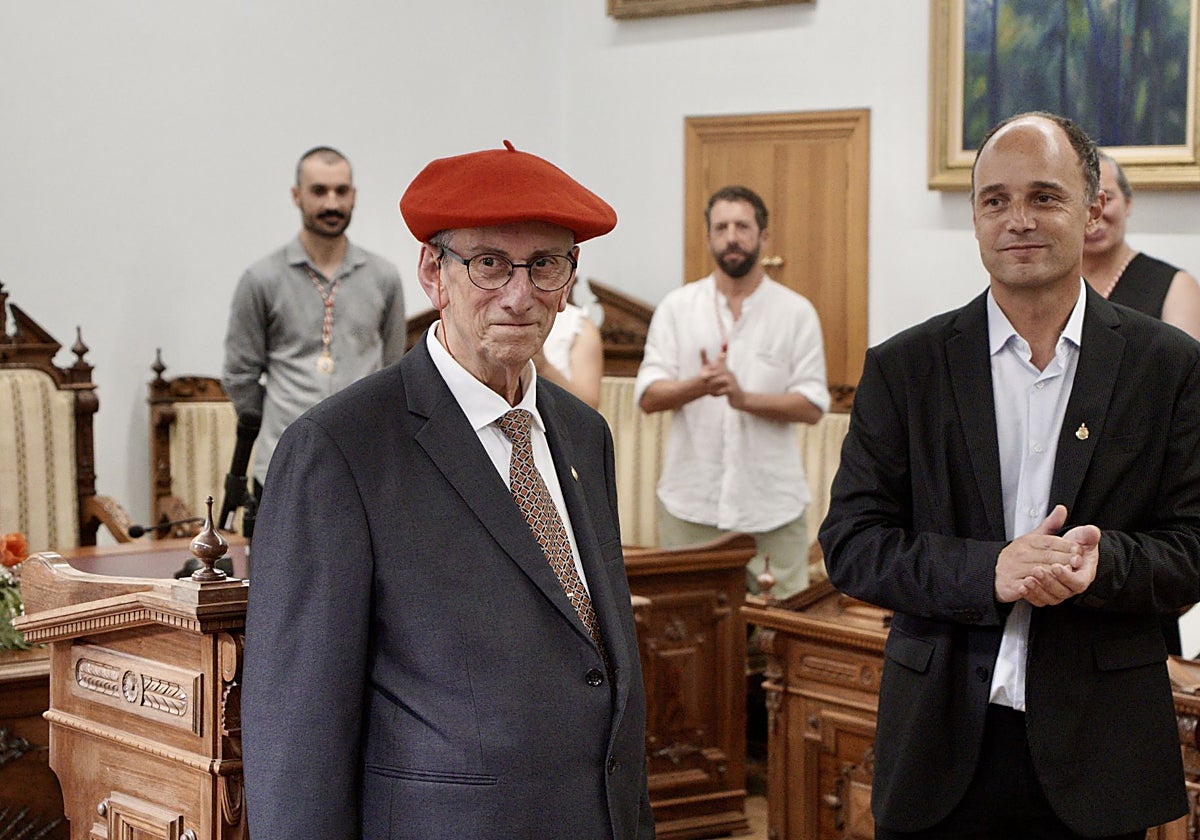 Alberto Lasa, ya con la insignia y emocionado, junto al alcalde Igor Enparan.