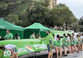 El bote femenino de Hondarribia, este domingo a la mañana en el Muelle donostiarra.