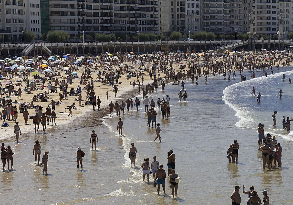 La playa de La Concha de Donostia llena el saábado al mediodía.