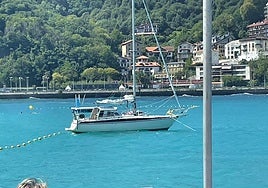 El velero en la bahía de La Concha.