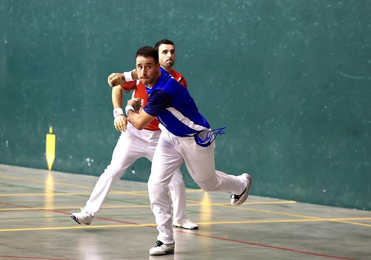 Darío remata ante la mirada de Altuna III en el triunfo del riojano en su Ezcaray natal.