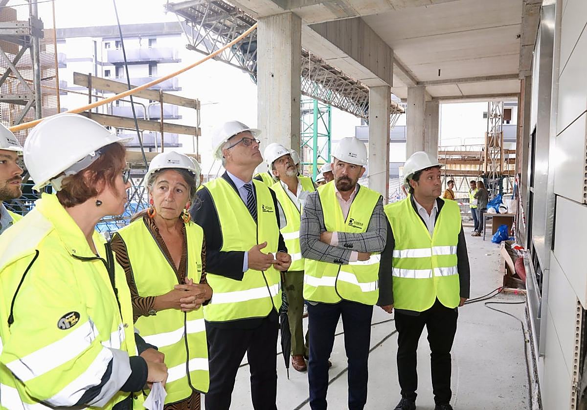El secretario de Estado de Vivienda, David Lucas, en el centro, visitó ayer una promoción de VPO en Zarautz.