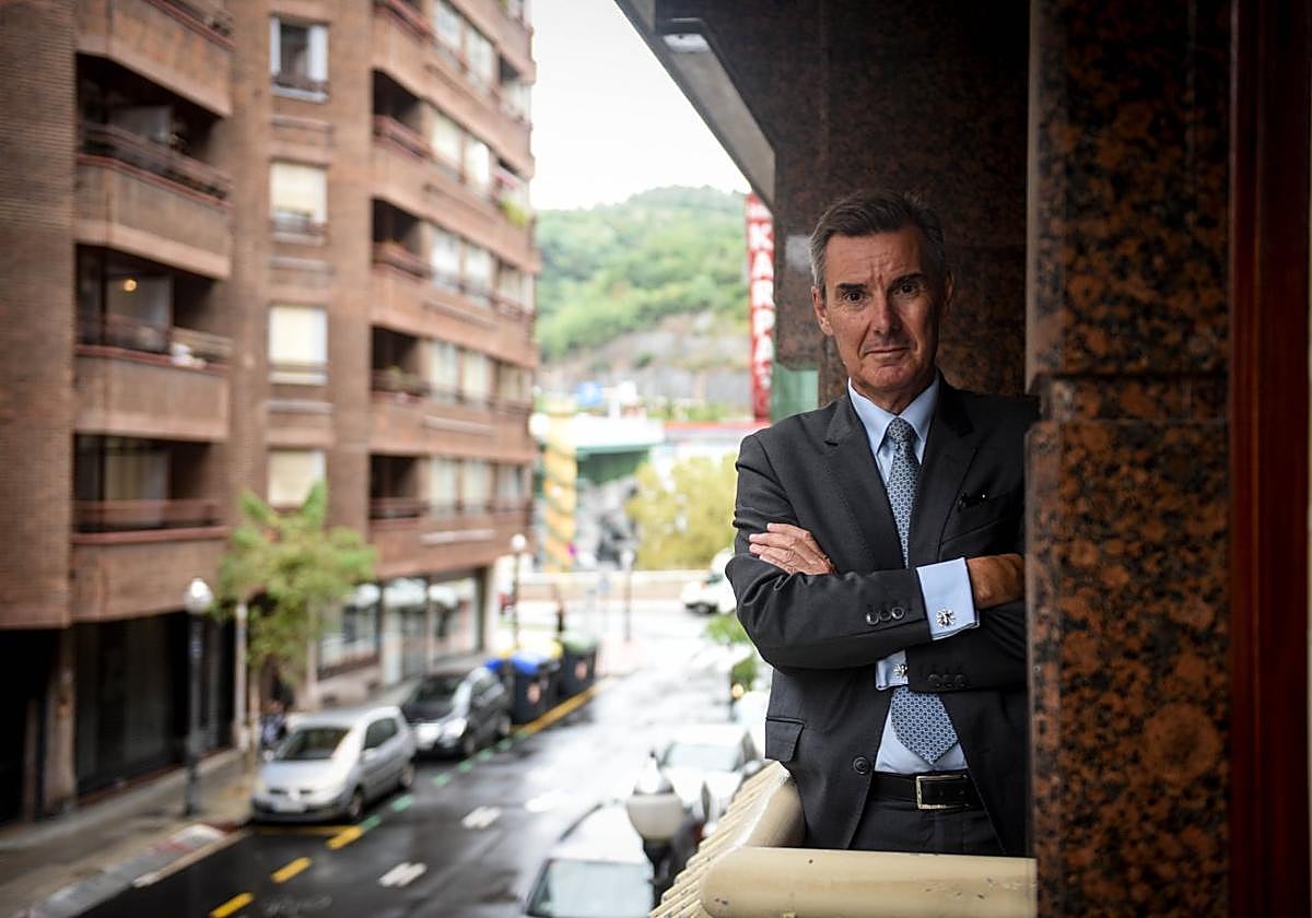 El presidente de la CNMV, Carlos San Basilio, ayer en la oficina del organismo bursátil en Bilbao.