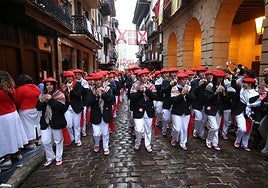 Desfile de la compañía Jaizkibel por las calles de Hondarribia.