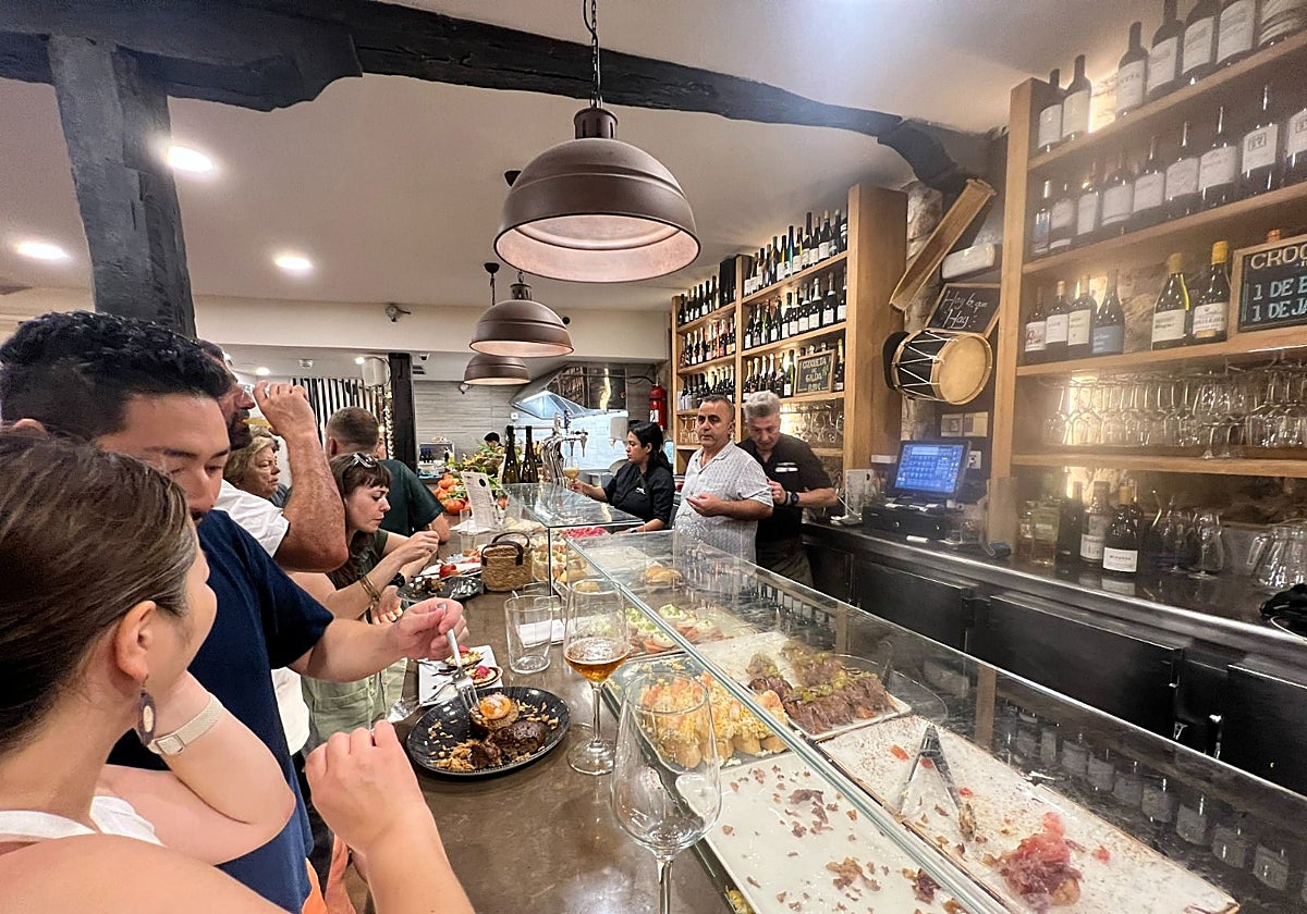 El alcalde y tres grupos políticos se suman a una comida solidaria por Palestina en el Itxaropena