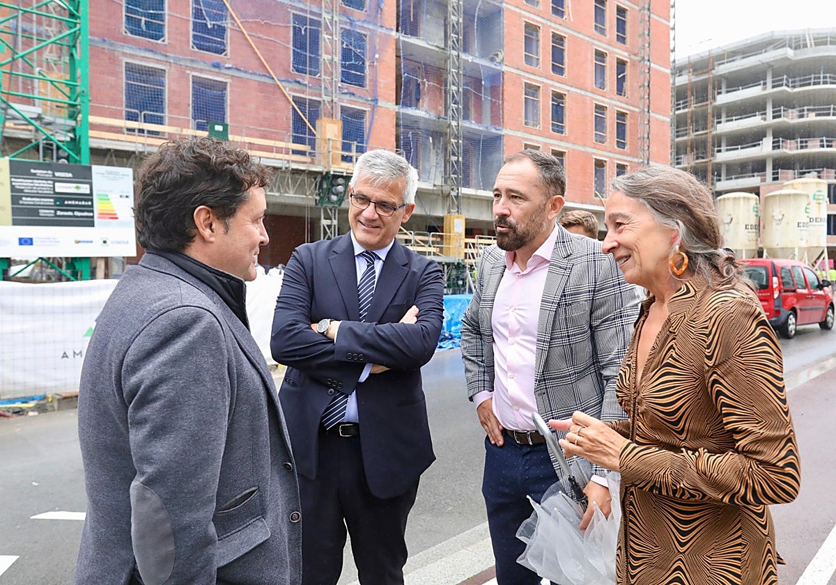 Txurruka, Lucas, Itxaso y Garmendia, tras la visita que han realizado a las obras de 91 VPO en Zarautz.