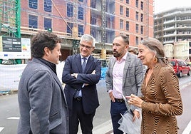 Txurruka, Lucas, Itxaso y Garmendia, tras la visita que han realizado a las obras de 91 VPO en Zarautz.