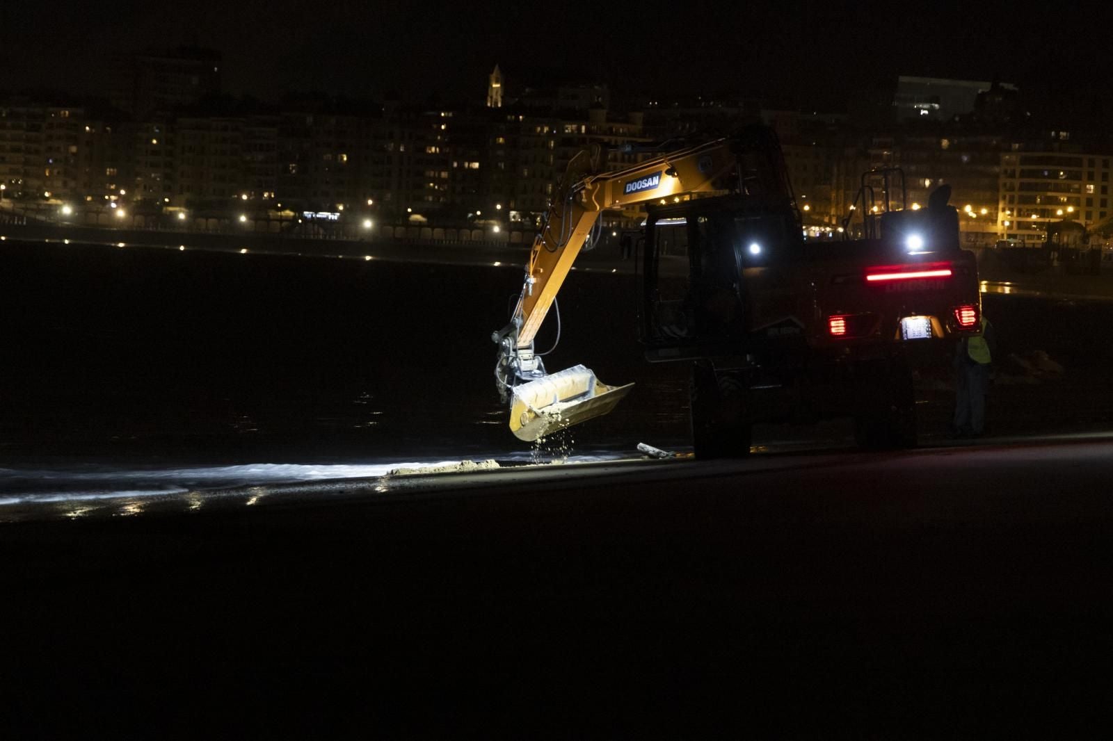 90 toneladas de arena para la playa de Ondarreta