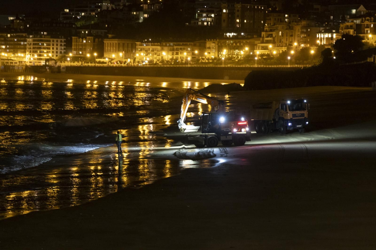 90 toneladas de arena para la playa de Ondarreta