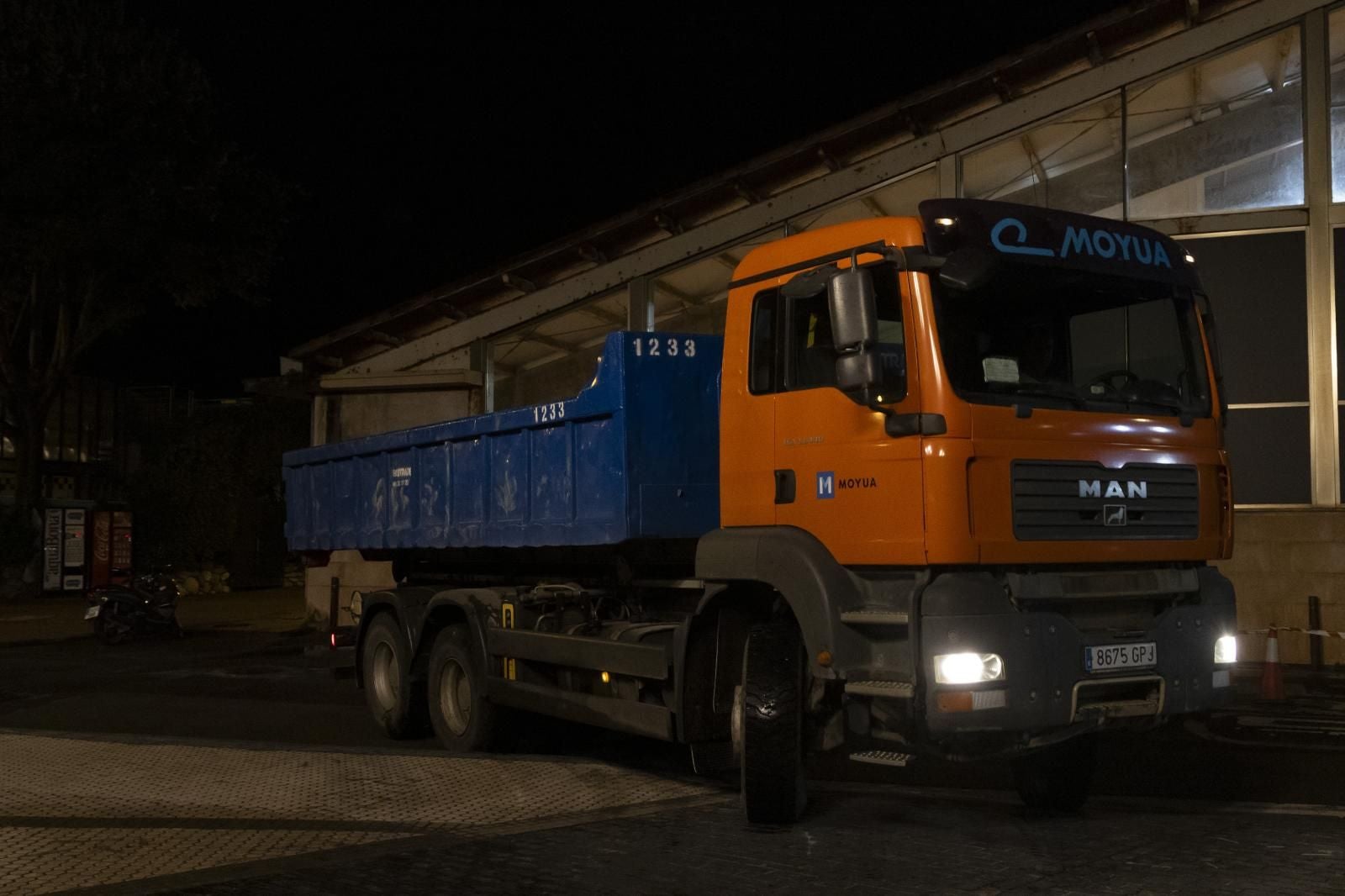 90 toneladas de arena para la playa de Ondarreta