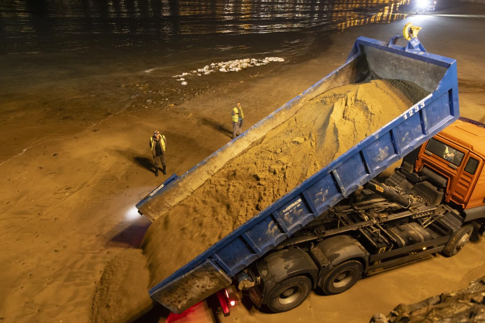 90 toneladas de arena para la playa de Ondarreta