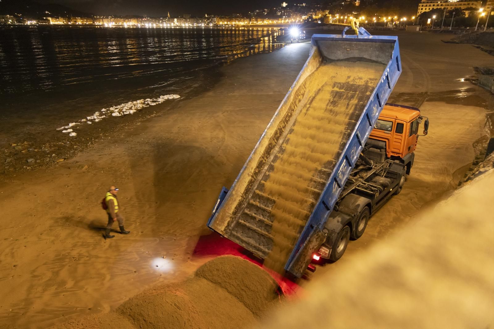 90 toneladas de arena para la playa de Ondarreta