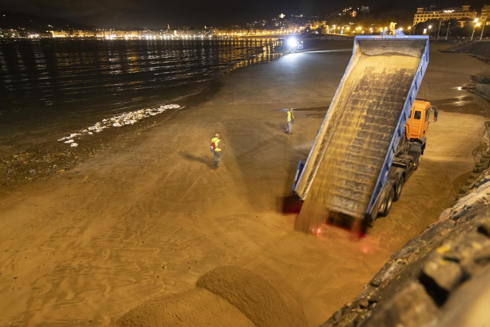 90 toneladas de arena para la playa de Ondarreta