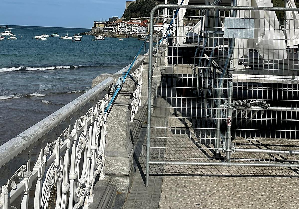 Denuncia A. P.: «La barandilla de La Concha está protegida con la categoría F en el Plan Especial de Protección del Patrimonio Urbanístico Construido. Resulta curioso que para una actividad cultural como son las regatas de San Sebastián el Departamento de Cultura precisamente permita que se haga este tipo de atentado contra el patrimonio. De vergüenza».