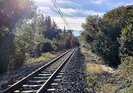 Tramo de vía entre Zumaia y Deba donde se construirá el desdoblamiento.