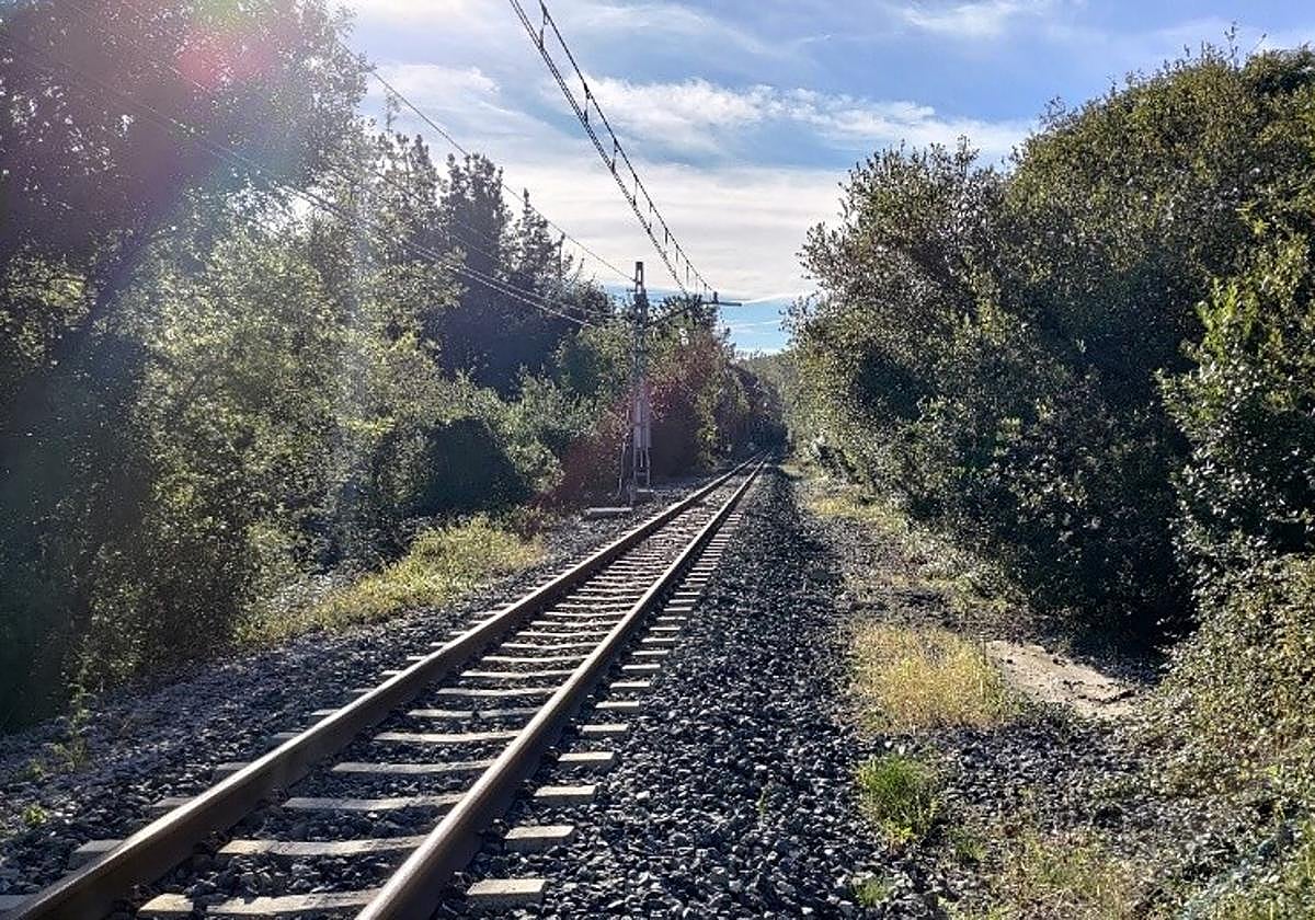 Tramo de vía entre Zumaia y Deba donde se construirá el desdoblamiento.