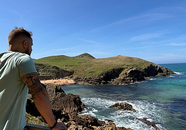 El ertzaintza José Rodríguez, tras el rescate viendo la zona en la que se produjo el suceso.