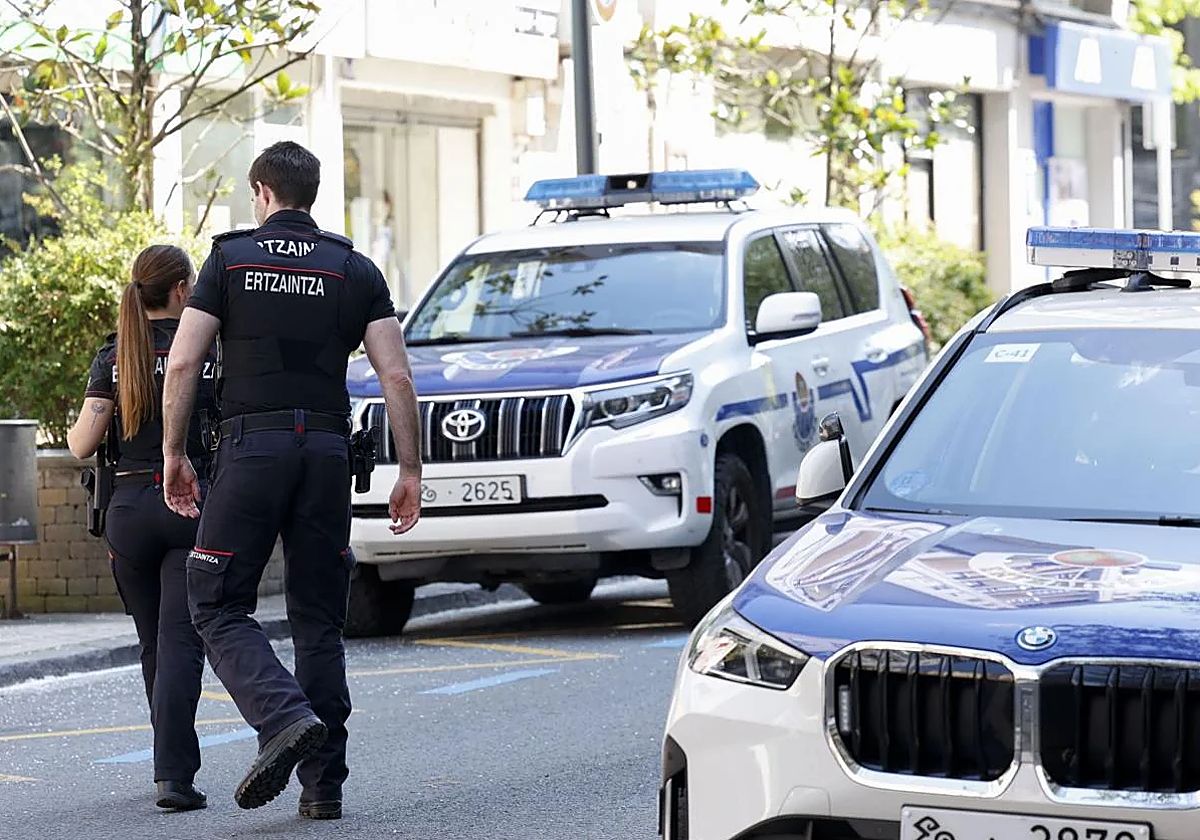Agentes de la Ertzaintza.