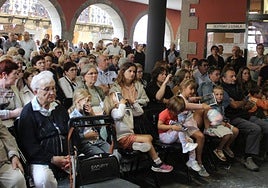 Jende ugari bildu zen udaletxeko arkupeetan dantzariekinn eta Zestoako Musika Bandaren kontzertuarekin gozatzeko.