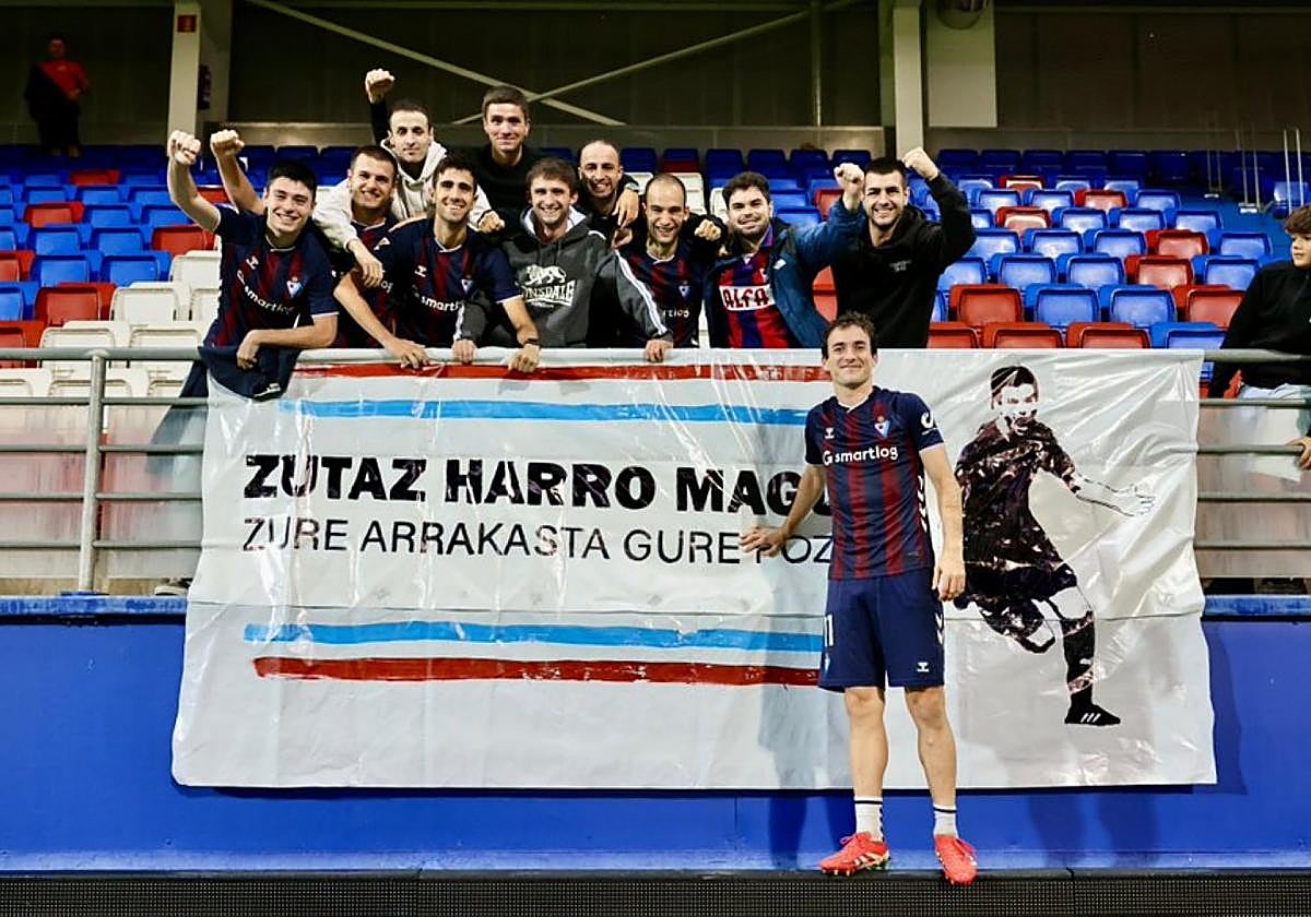 Magunazelaia posa junto a su cuadrilla en Ipurua.