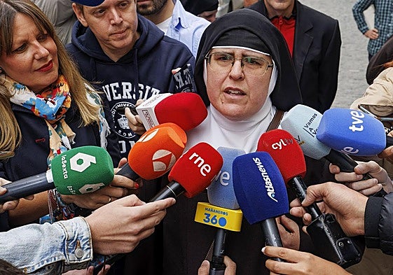 Laura García de Viedma, exabadesa del convento de las Clarisas de Belorado, atiende a los medios el pasado mes de agosto.